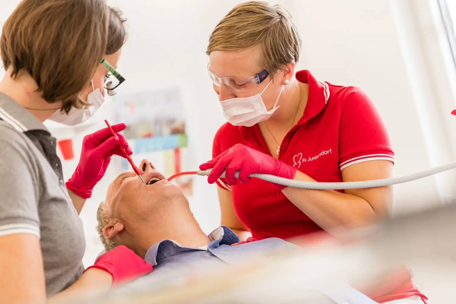 Arzt untersucht Patient von Zahnarztpraxis Bergmann